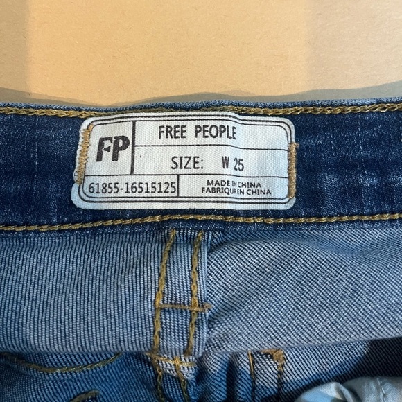 Free People Womens sz 25 waist‎ distressed blue denim jeans with frayed ankles - Picture 3 of 5